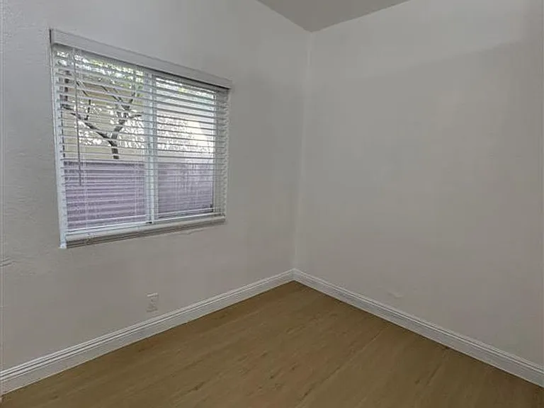 1033 Hoffman Ave — Photo 6