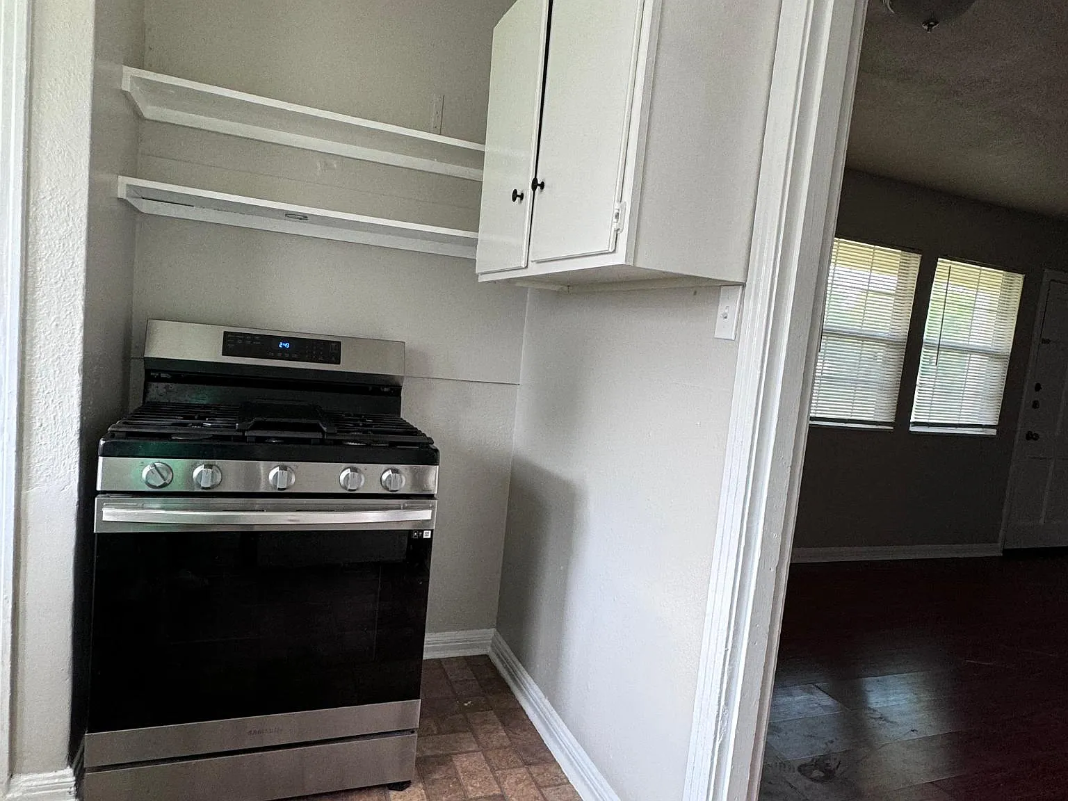 704 Sutton Dr — Photo 4