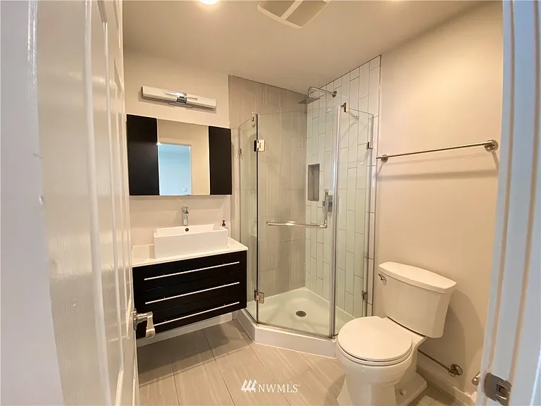 En suite bathroom in primary bedroom