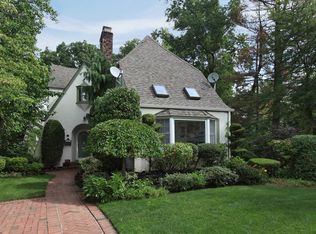 21 Vista Hill Rd, Great Neck, NY 11021