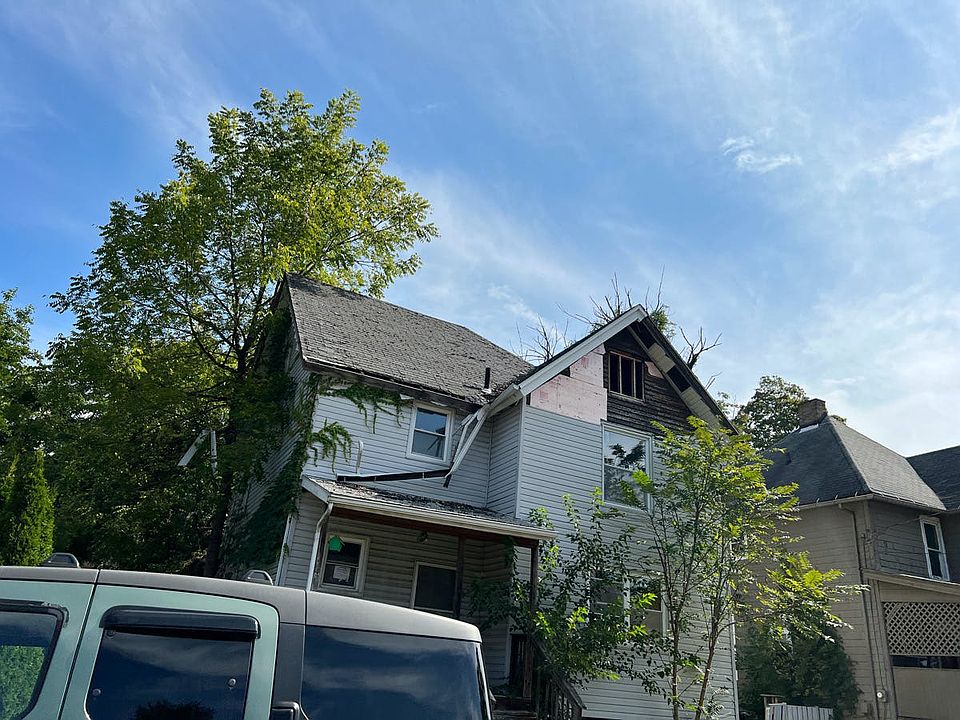 2nd image of 220 2nd St NE