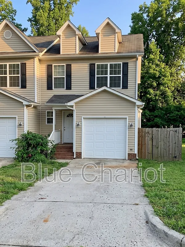 3 bed, 2.5 bath, 1114 sqft, $2,100 — Photo 2