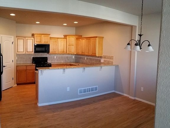 Hardwood flooring, kitchen bar seats 4