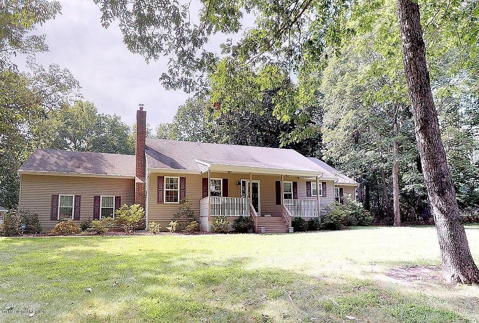 1st image of 4 Pin Oak Dr