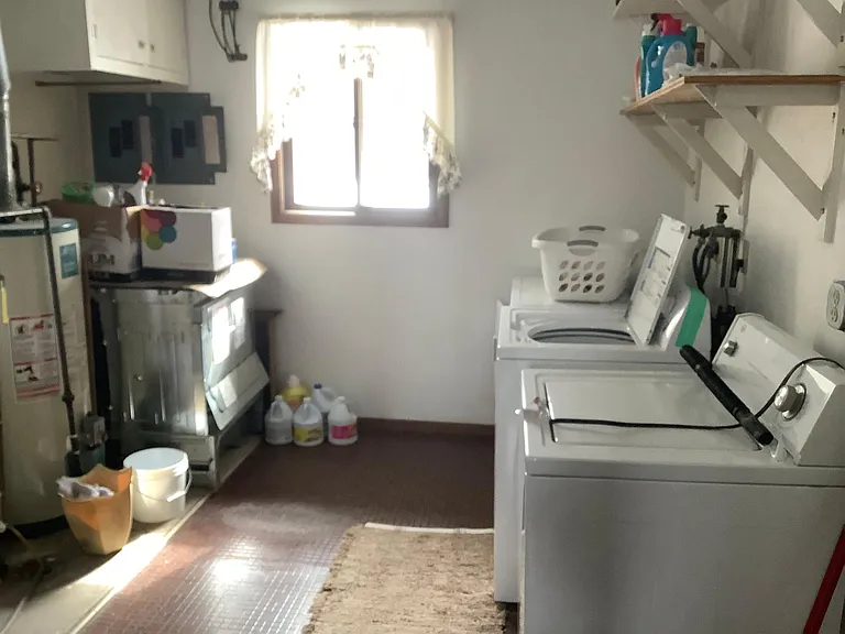 2041 Greenwood Dr — Photo 3