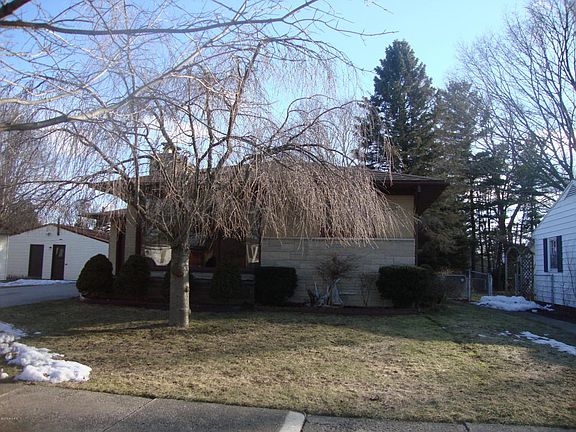 5th image of 714 Dexter St
