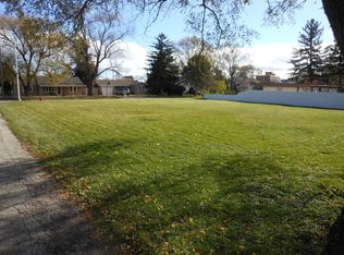 362 1st St, Wheeling, IL 60090