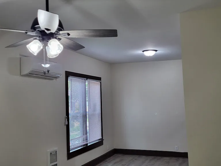 1501 Vinton St — Photo 2