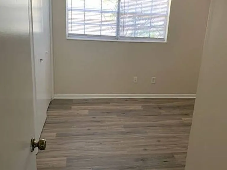 1527 Grace Ave — Photo 12