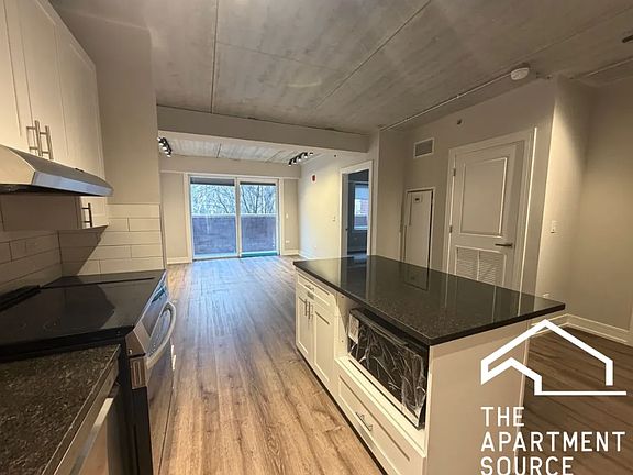 3rd image of 902 W Carmen Ave