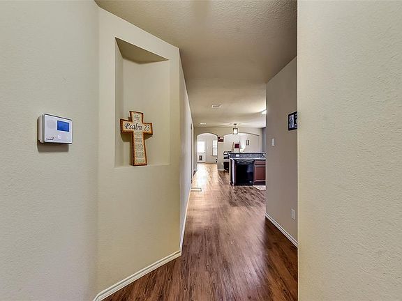 3rd image of 404 Hawthorn Dr