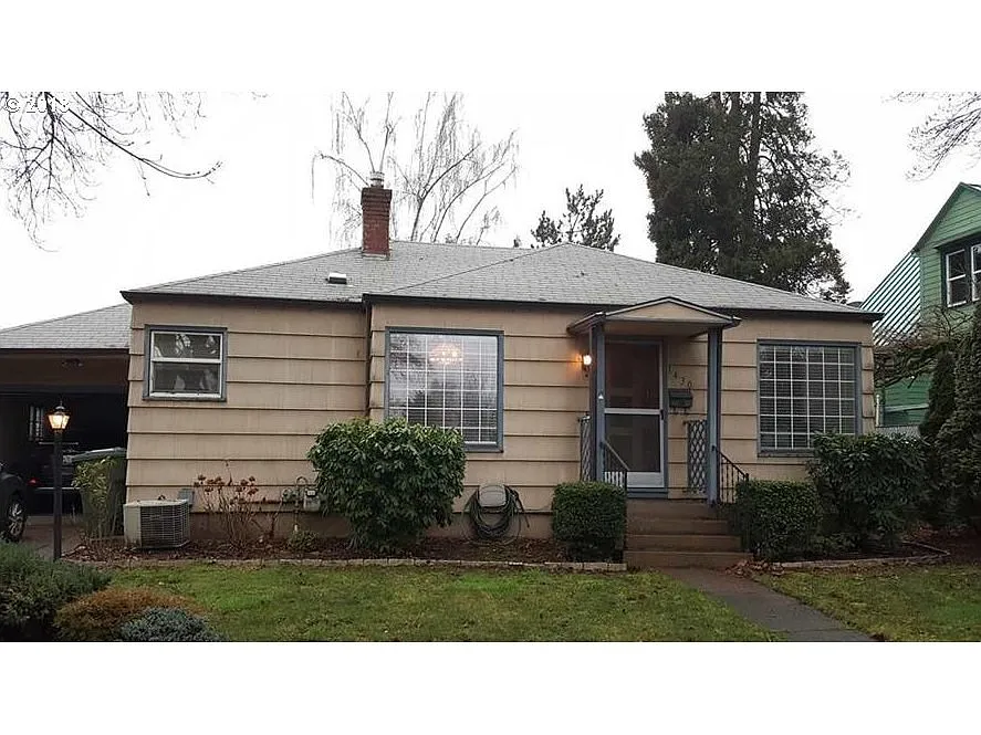 1430 McCoy Ave NE photo 1