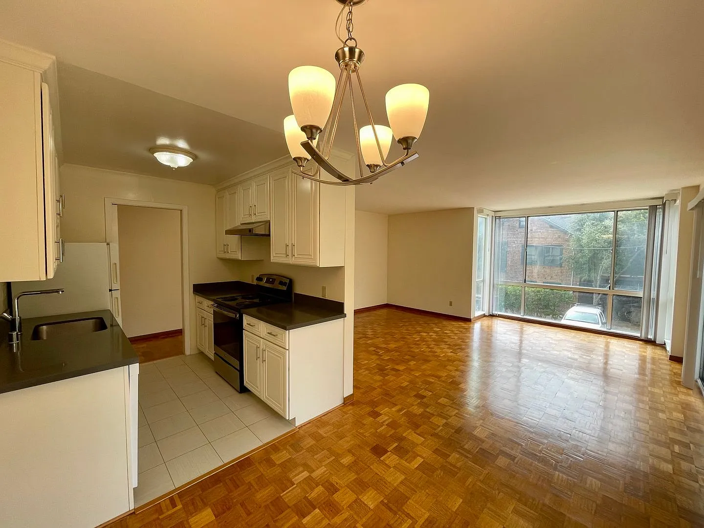 650 Lake Street - 2Bed/2Bath with Parking Available! — Photo 1