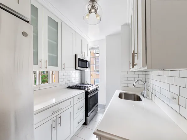 299 West 12th Street image 4 of 7