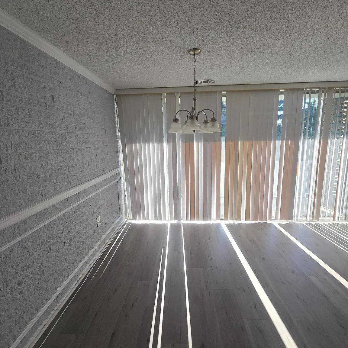 3 bed, 1099 sqft, $2,350 — Photo 2