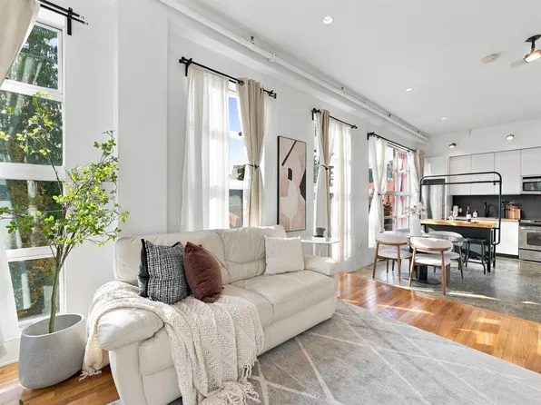272 E 4th Ave #307, Vancouver, BC V5T 4S2