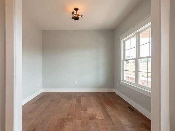 4th image of 1245 E Zinnia Dr