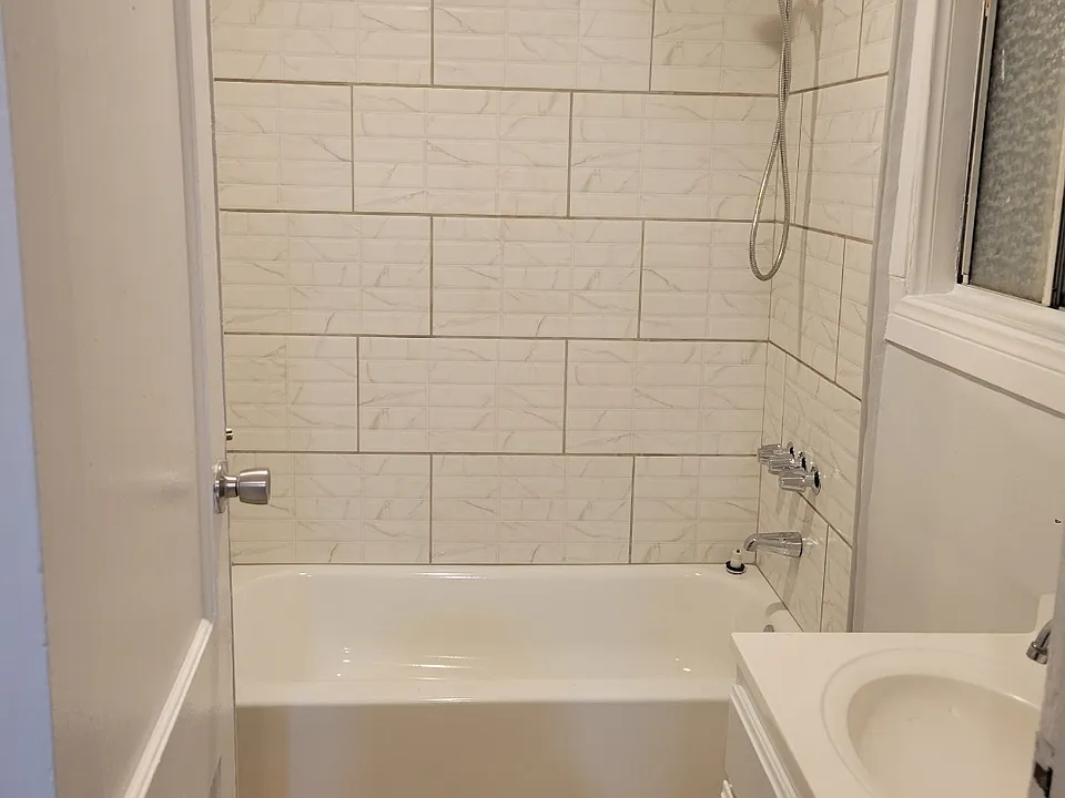 1/2 W 41st St