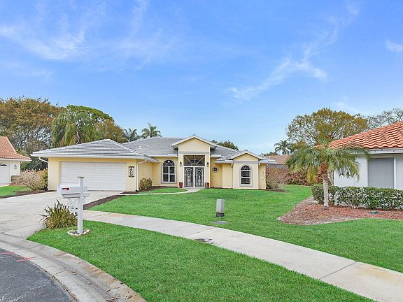 2nd image of 409 SW Sycamore Cove