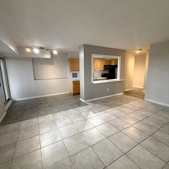 1508 Barclay Towers — Photo 2