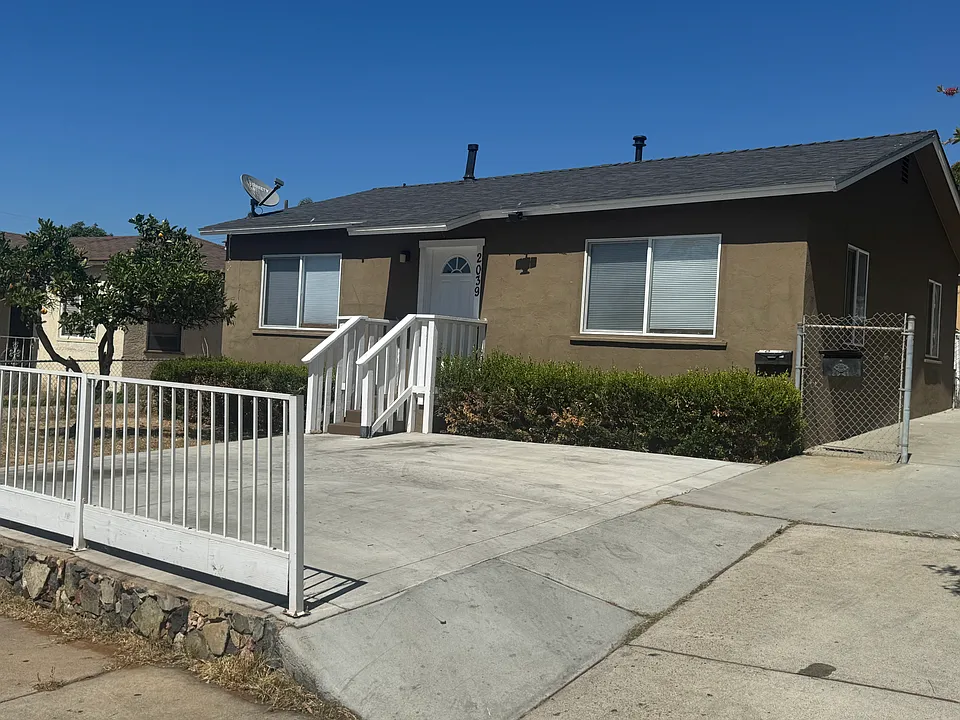 2039 E Ave