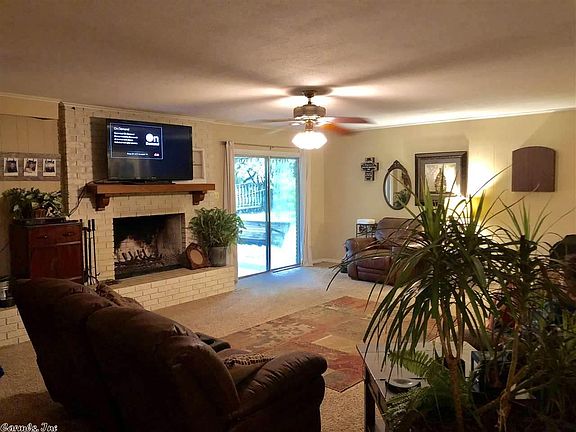 3rd image of 811 Graham Dr