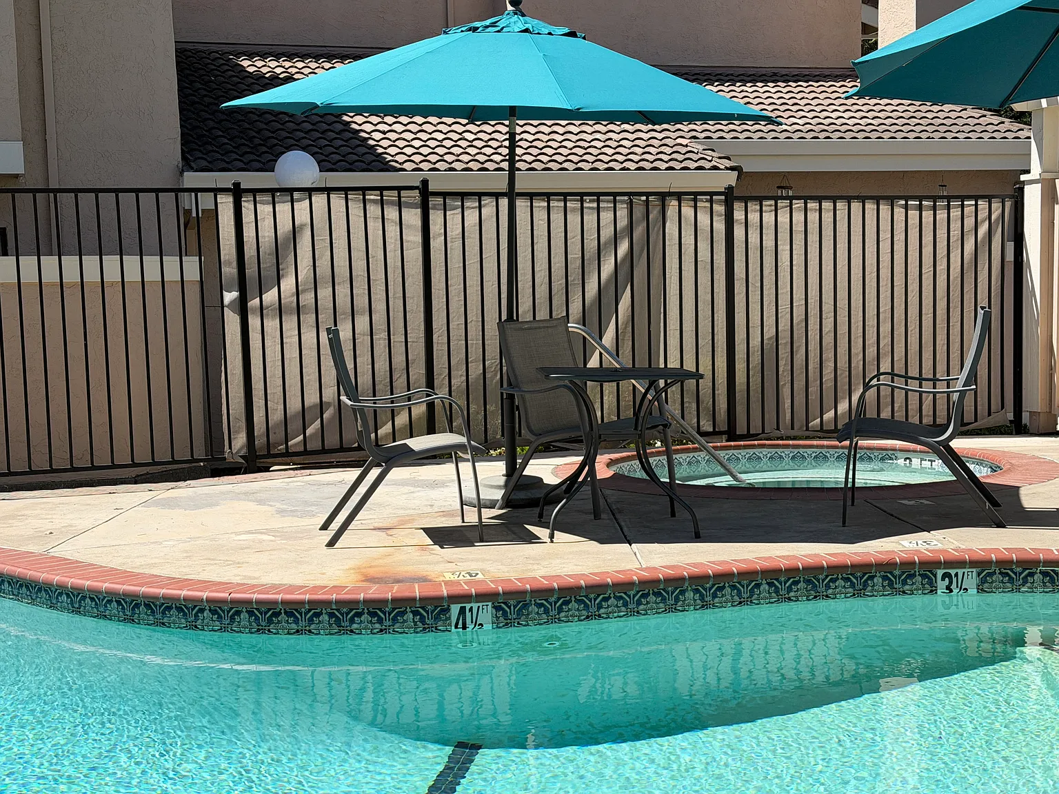 691 Palomino Dr — Photo 2