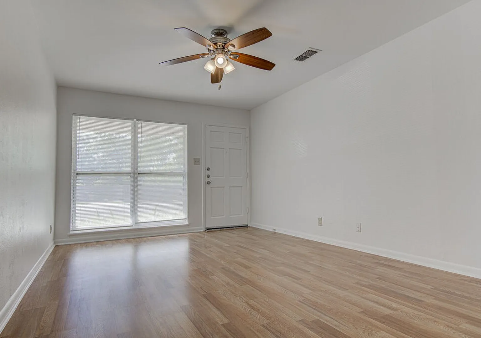 **Three Weeks Free Rent Charming 3-Bedroom Home With Spacious Backyard In North Austin! — Photo 4