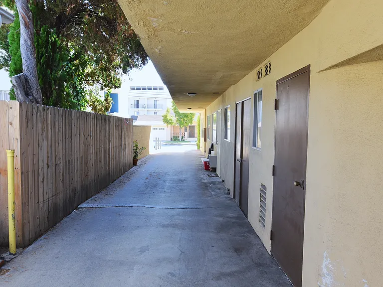 1015 E Lomita Ave #4 — Photo 11