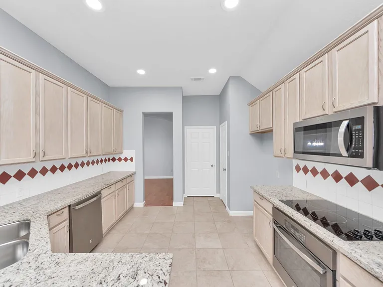1819 Misty Falls Ln — Photo 12
