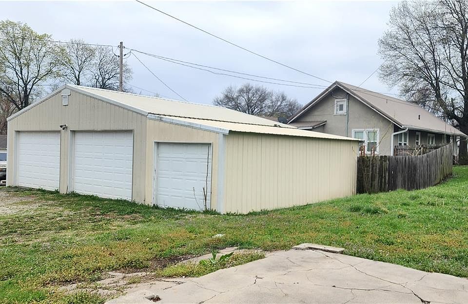 2nd image of 905 Parallel St