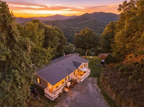 4 Sunset Farms Rd, Whittier, NC 28789
