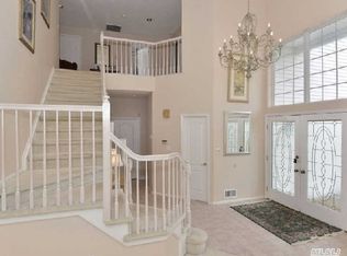 18 Wisteria Ln, Lake Grove, NY 11755