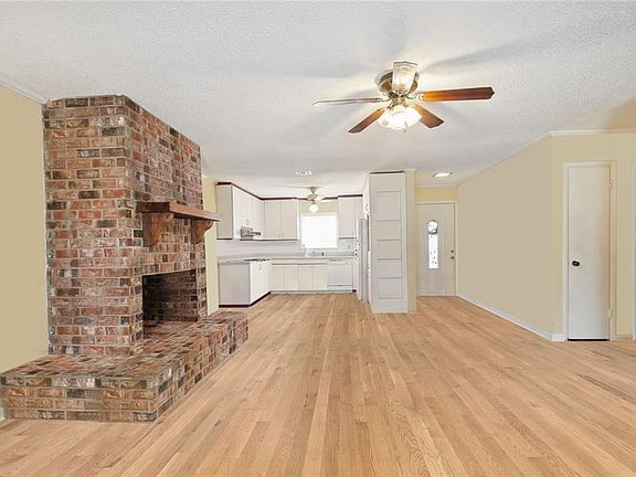 4th image of 2445 Somerset Dr