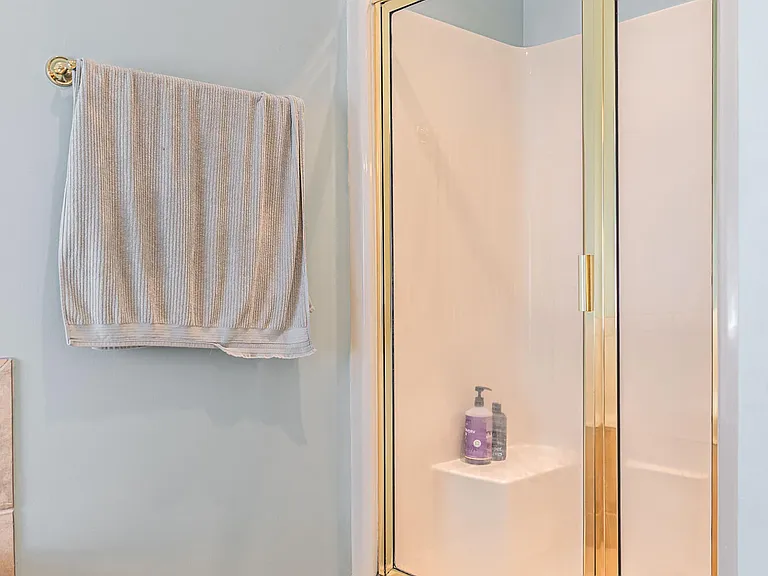 11 Victoria Dr — Photo 32