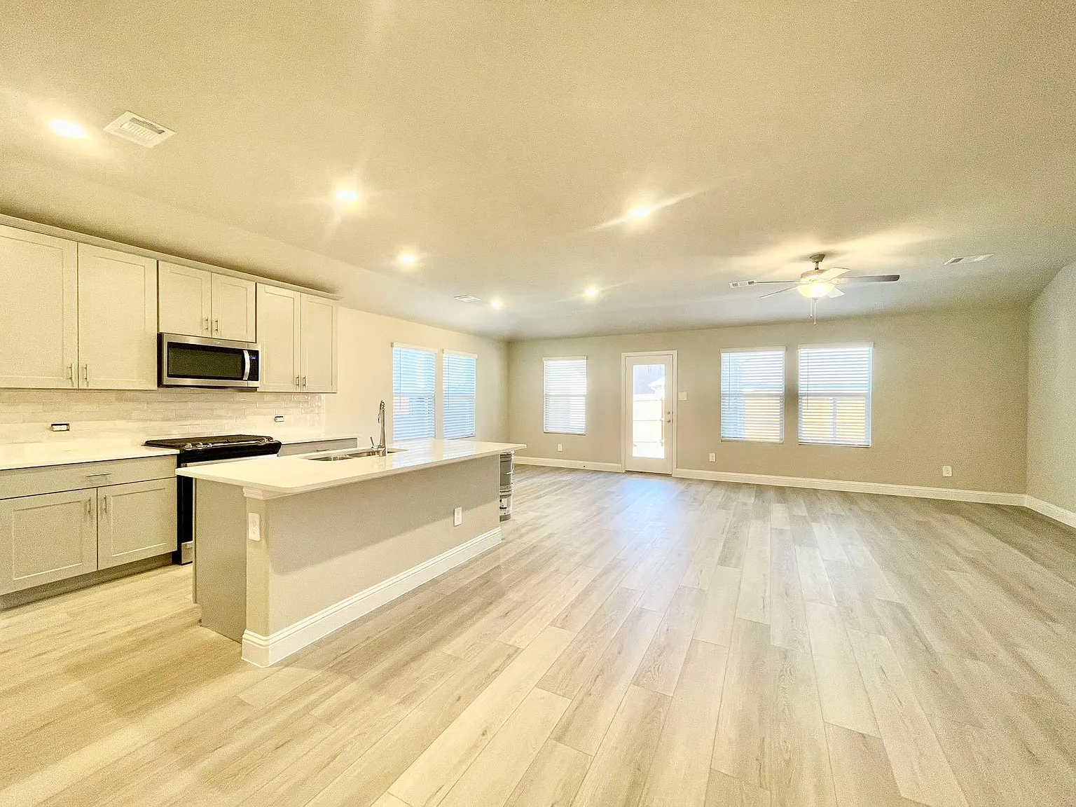 4 bed, 2059 sqft, $2,400 — Photo 4