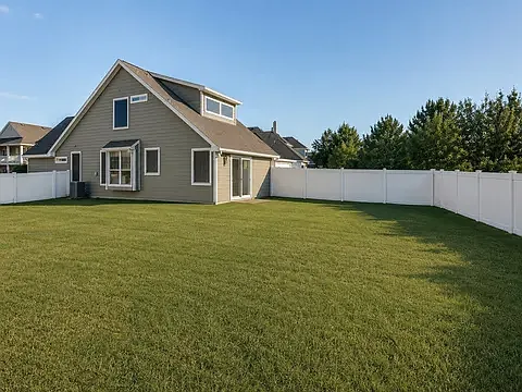 1429 Devonshire Dr — Photo 7