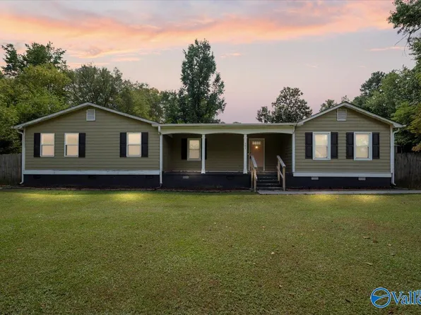 141 9th St W, Grant, AL 35747