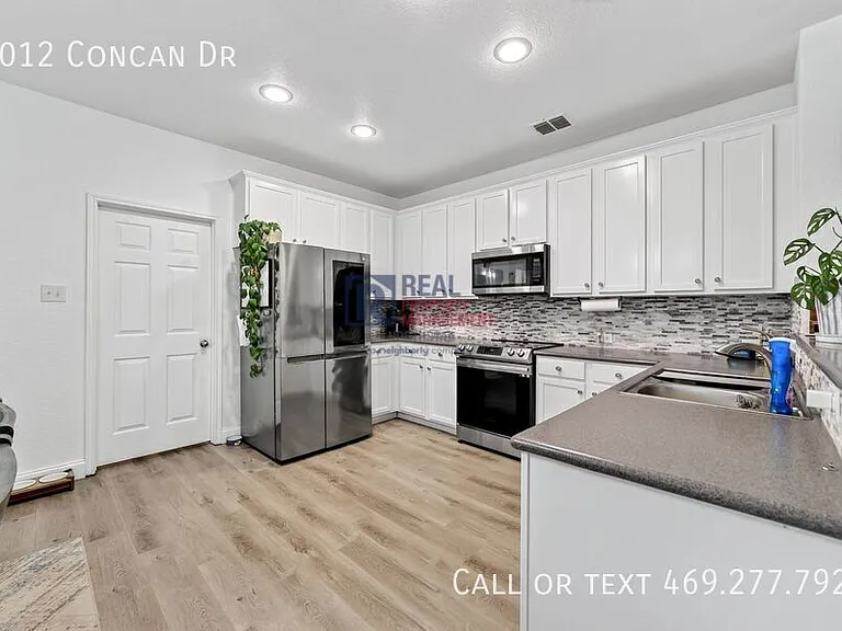 1012 Concan Dr — Photo 9