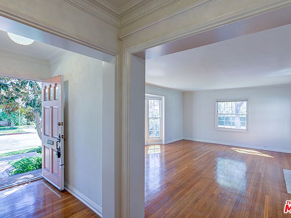 4th image of 153 S Bedford Dr #1