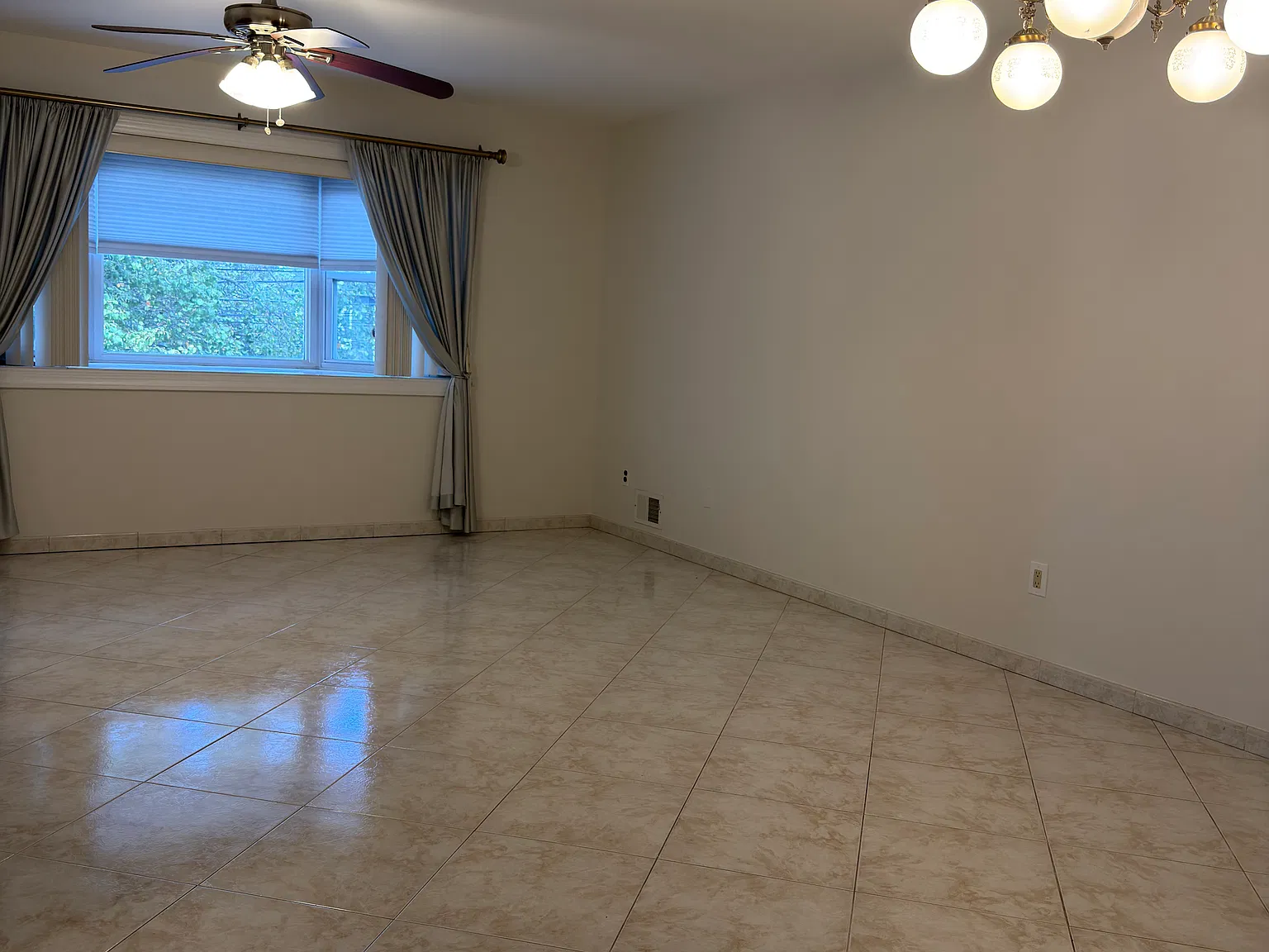 3 bed, 2.5 bath, 2100 sqft, $3,800 — Photo 2