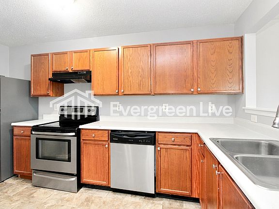5th image of 611 Fern St