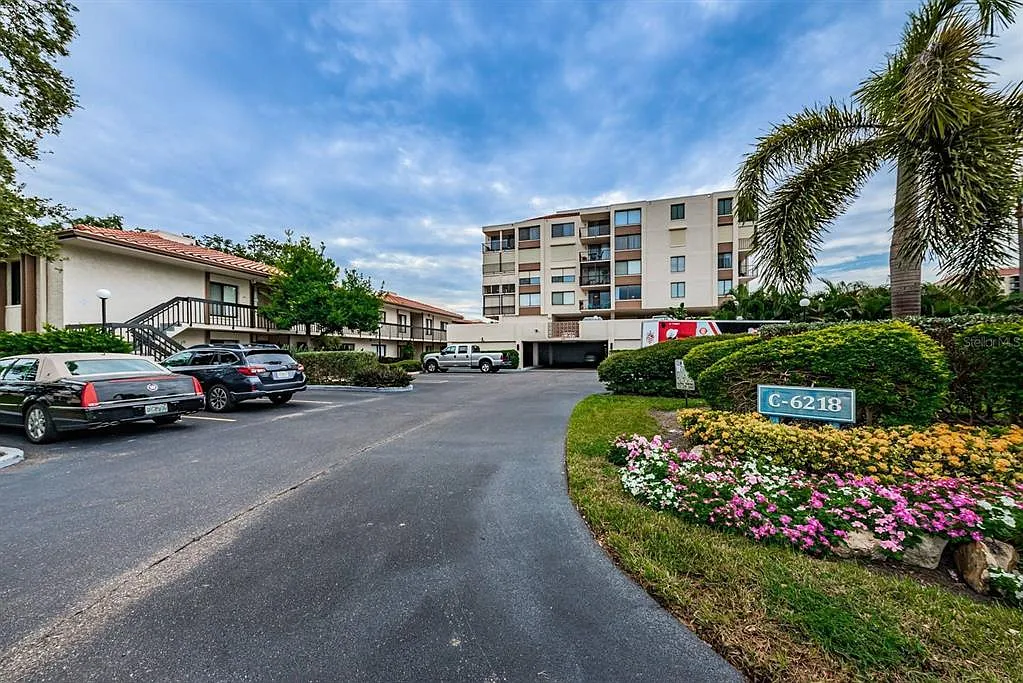 1 bed, 1.5 bath, 780 sqft, $3,360 — Photo 2
