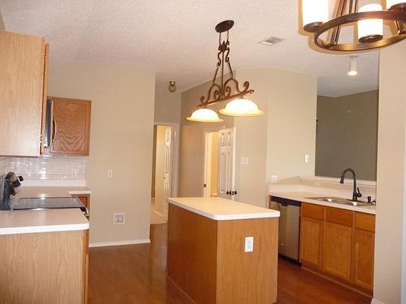 4th image of 812 Parker Dr