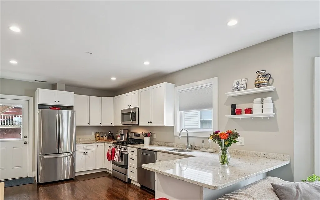 3 bed, 2.0 bath, 975 sqft, $3,300 — Photo 1