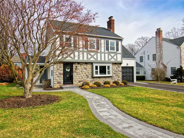 107 Huntington Road, Garden City, NY 11530