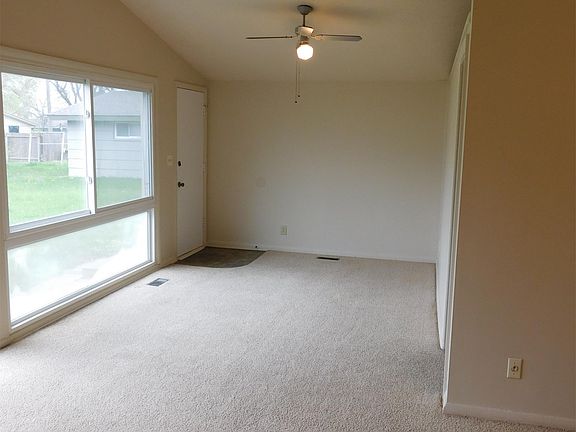 3rd image of 144 Taft Ct