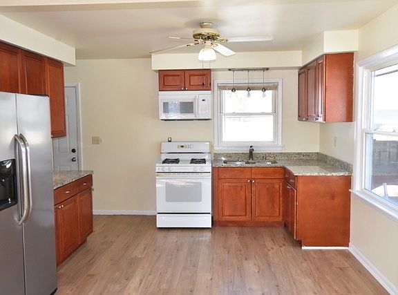3rd image of 1289 Randall Dr
