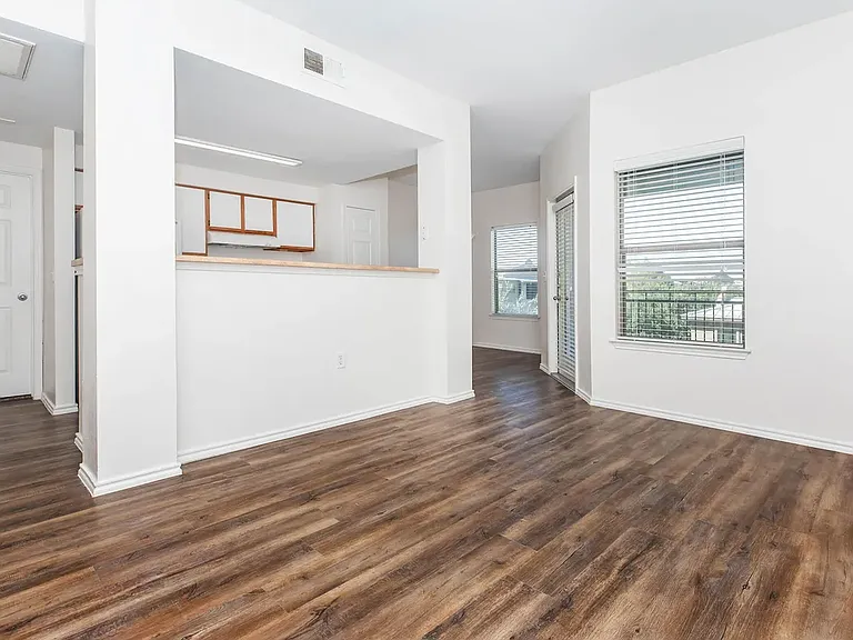 San Pedro Apartments — Photo 14