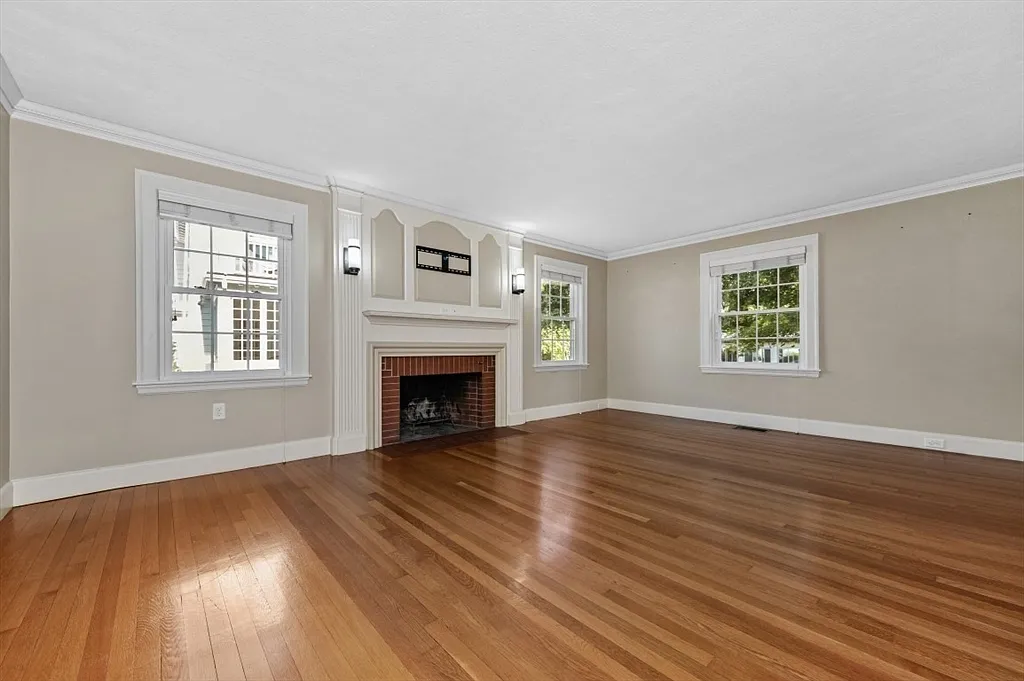 4 bed, 2.5 bath, 2000 sqft, $6,800 — Photo 3